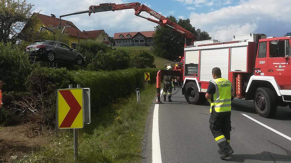 Das Unfallfahrzeug wurde an der neuralgischen Stelle mit dem SRF der Feuerwehr Feldbach geborgen