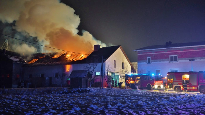 Schlimmeres verhindert konnte Samstagnacht ein Feuerwehrmann, der auf seinem Heimweg einen Brand in einem Wirtschaftsgebäude in Tagensdorf entdeckt hat.