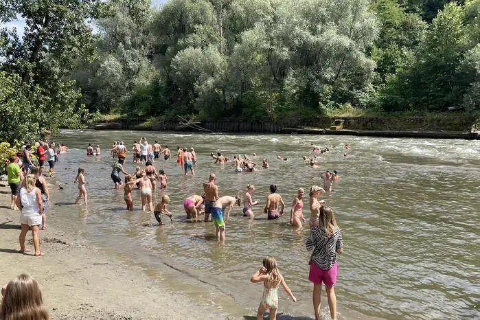 Nach sechs Jahren Pause wurde nun kürzlich auch wieder im Bereich der Mur bei Weitersfeld teilgenommen. Auf Einladung des Vereins GlaMur und mit Unterstützung der Gemeinde Strass kamen hunderte Badelustige, und sprangen in die Mur