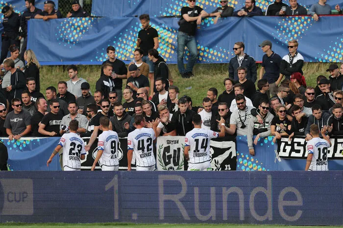 15. Juli 2016: Im Vorjahr mühten sich die Grazer zum Cup-Auftakt mit Stadlau. Roman Kienast traf doppelt. Im Achtelfinale scheiterten die Grazer im Elfmeterschießen an St. Pölten.