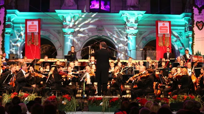 Der zweite Tag des Aufsteirern-Festivals steht traditionell im Zeichen der VolXmusik bzw. des Volksmusik-Crossovers. 2015 gab es dabei eine Premiere: Das Philharmonische Orchester der Grazer Oper spielte ein ausverkauftes Konzert ...