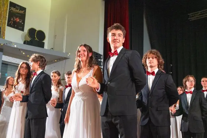 Nach der Polonaise, für die Ute Veronika Olschnegger verantwortlich zeichnete, ergriffen die Maturantinnen und Maturanten das Wort: „Nach vielen Monaten voller Planung, Vorfreude und einigen Herausforderungen ist dieser besondere Abend nun endlich gekommen. Für uns ist dieser Ball nicht nur ein Fest, sondern auch ein wichtiger Meilenstein unserer gemeinsamen Schulzeit.“
