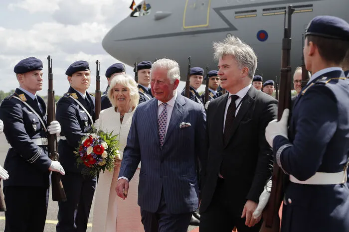 Der Prinz von Wales und seine Ehefrau, die Herzogin von Cornwall, wurden vom britischen Botschafter in Deutschland, Sebastian Wood, in Empfang genommen.