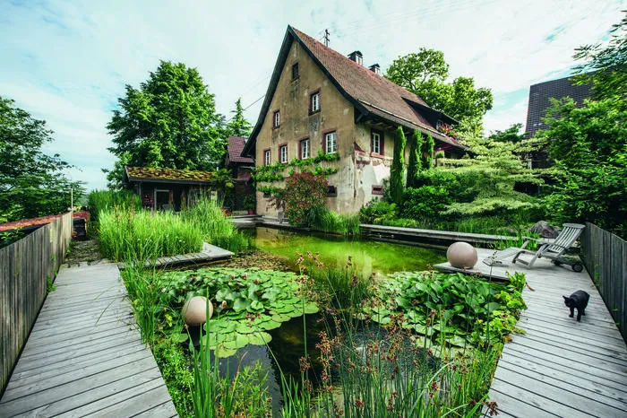 Rund um das patinierte Haus aus dem 19. Jahrhundert haben Markus und Klara Glatz ihre Pflanzensammlung und ihre „Herzensangelegenheiten“ verwurzelt.