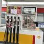 Die mit Plastikbändern verhangenen Zapfschläuche bei der Shell-Tankstelle in Knittelfeld zeigen an, dass die Lagertanks leer sind. Nur noch Super 100 ist übrig