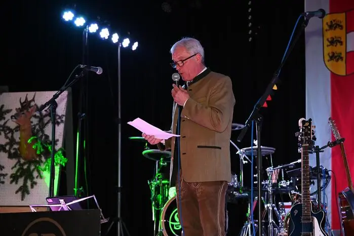 Organisator Peter Ratheiser erklärte: „Drei Hegeringe feiern seit mittlerweile 47 Jahren gemeinsam diesen Ball. Jedes Jahr übernimmt abwechselnd einer der Hegeringe die Organisation und Verantwortung.“

Ein besonderer Schwerpunkt liegt traditionell auch auf dem sozialen Gedanken. „Wir verkaufen jedes Jahr Lose, und der Erlös kommt einem gemeinnützigen Zweck zugute. Heuer gehen die Einnahmen an die Organisation Herzkinder“, so Ratheiser.

