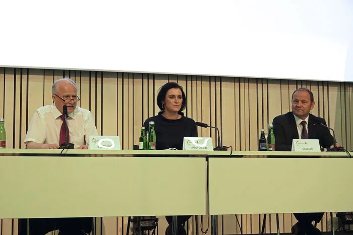 Landesrat Hans Seitinger, Landwirtschaftsministerin Elisabeth Köstinger und LH-Stv. Josef Geisler bei der Pressekonferenz im Anschluss