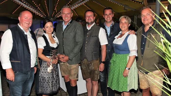 Mario Kunasek mit Funktionären und Gästen.