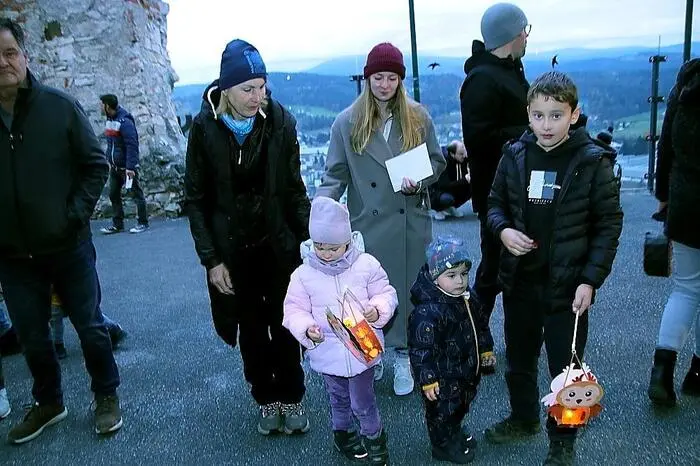 Mit der Dunkelheit um 17:30 startete dann auf dem Burggelände der imposante Laternen-Umzug mit den Kindern und ihren Begleitpersonen.