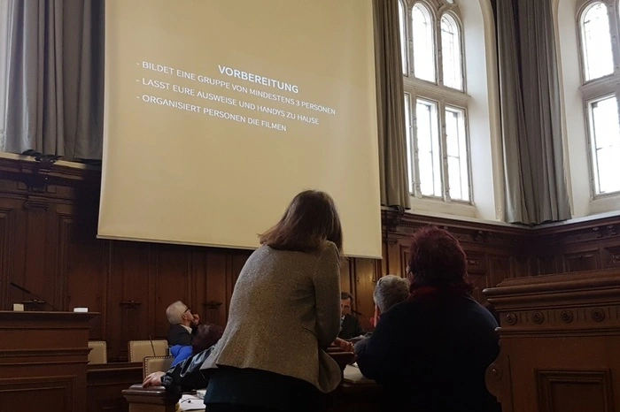 ... Baustellen-Aktionismus. Die wichtigste Botschaft in dem Video: Auf keinen Fall die Identität bekannt geben, dann passiere nichts.