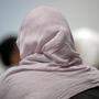  Eine Frau mit Kopftuch sitzt in einem Integrationskurs für Frauen.  | Allgemeine Aussagen und Stehsätze bringen uns in der Migrationsdebatte nicht weiter. 