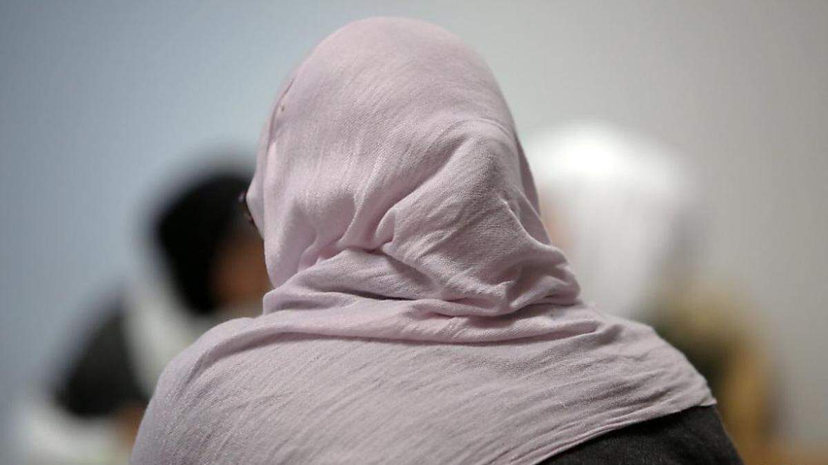  Eine Frau mit Kopftuch sitzt in einem Integrationskurs für Frauen.  | Allgemeine Aussagen und Stehsätze bringen uns in der Migrationsdebatte nicht weiter. 
