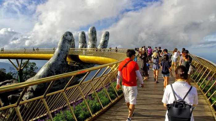 Die Brücke besteht aus acht Abschnitten mit einer Länge von jeweils 150 Metern und ist seit Juni für die Öffentlichkeit zugänglich.