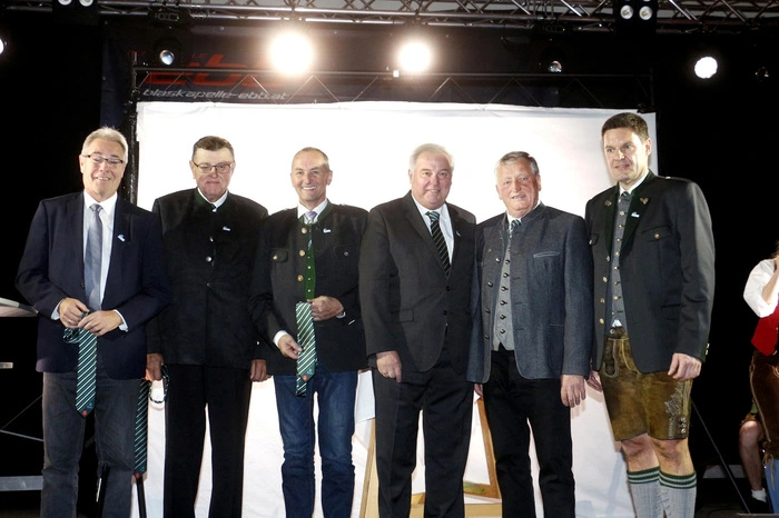 ...als ihm Bürgermeister Franz Handler eine "Bad Blumauer Krawatte" als Geschenk beim Festakt überreichte.