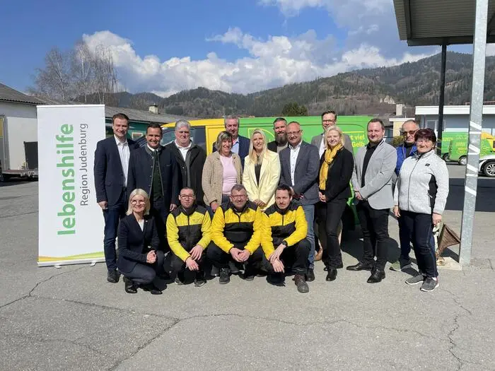 Günter Wilding und seine ehemaligen „Step by Step“-Kollegen mit Ehrengästen, Vertretern der Post AG und der Lebenshilfe