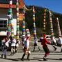 Die Faschingrenner vom Musikverein Althofen mit Unterstützung von Feuerwehr- und Landjugendmitgliedern waren bei bester Laune. Das Kranzl ist eine Ehre für die Bewohner jedes Hauses.