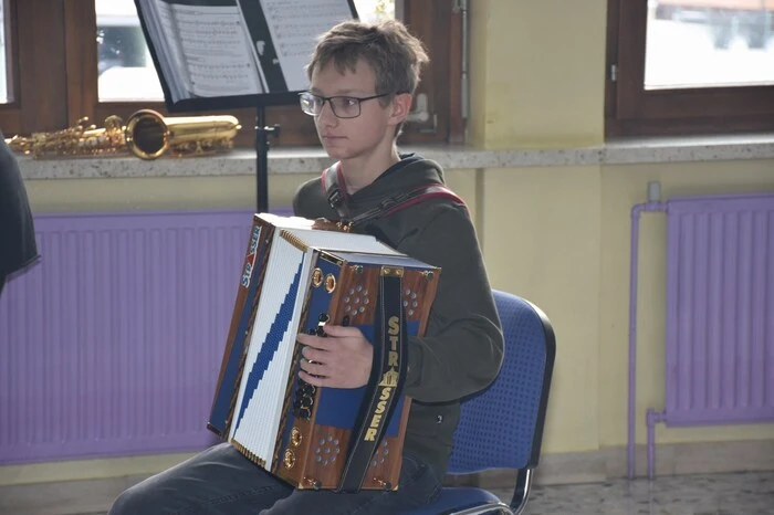 Unter Anleitung von Werkslehrerin Karin Kreuzthaler und Burgi Plank bastelten die Schüler der vierten Klassen ihre eigenen Weihnachtskrippen.