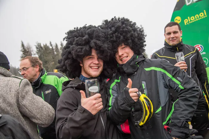 Zwei Fans mit warmen - äh - Frisuren.