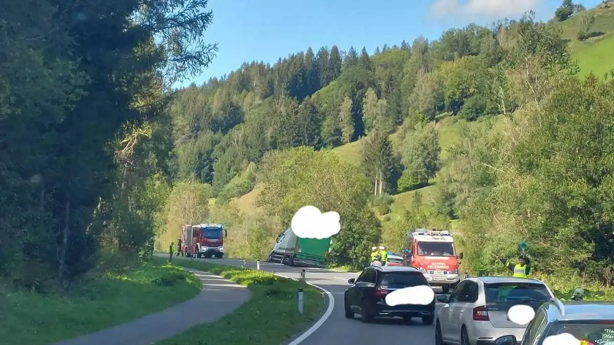 Schleudernder Lkw löste Unfall zweier Pkws aus