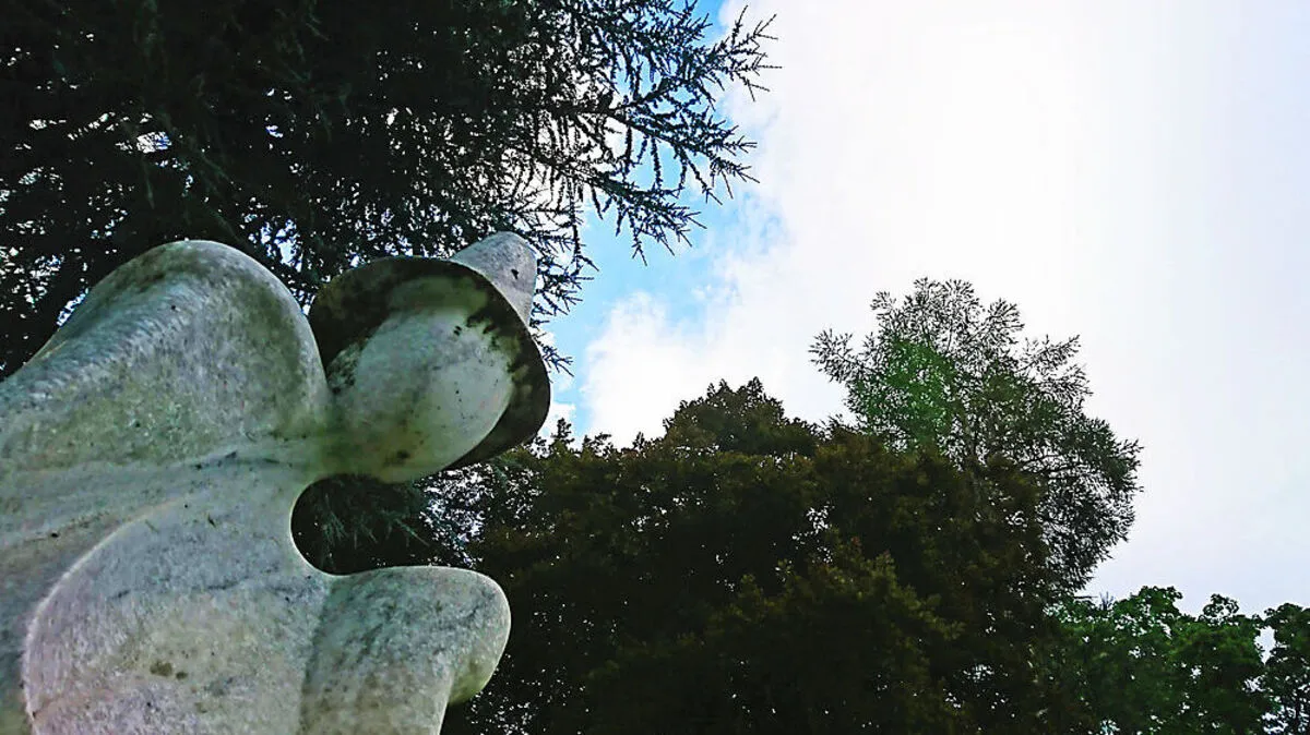 Die Sonne kämpft sich durch die dicke Wolkendecke und Pulcinella schaut zu 