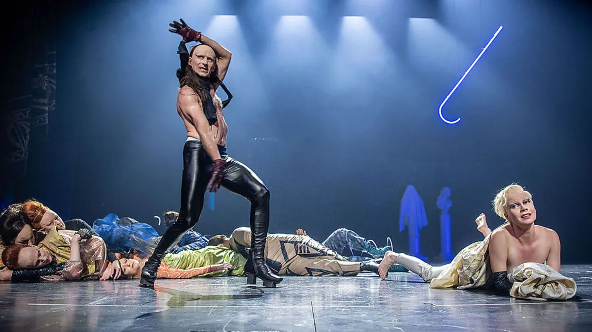 Axel Sichrovsky als Graf und Hanna Binder als Dirne