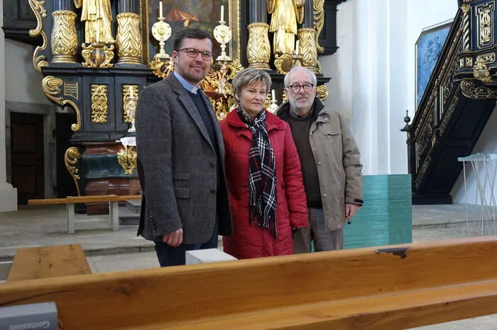 Pfarrer Johannes Freitag, Bürgermeisterin Anita Weinkogl und Willi Bernhard vom Verein "Freunde von Maria Freienstein" (von links).