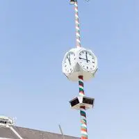 Die Uhr am Benediktinerplatz zeigt unterschiedliche Uhrzeiten an