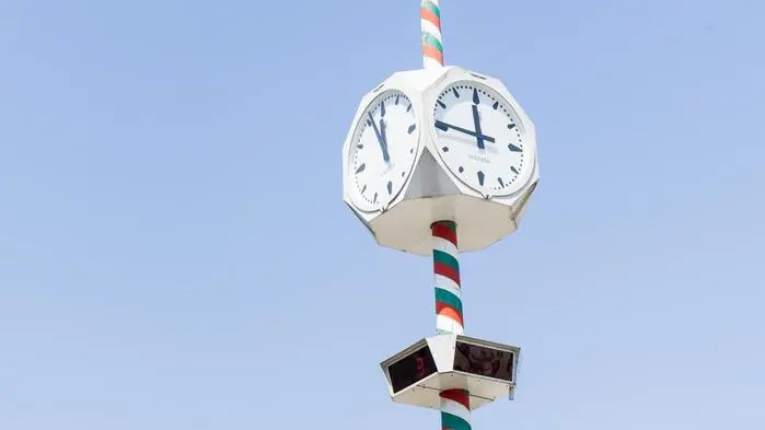 Die Uhr am Benediktinerplatz zeigt unterschiedliche Uhrzeiten an