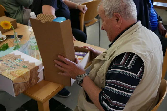 „Zu uns kommen die Senioren zum Kartenspielen, Kaffeetrinken und Plaudern und die Kinder zum Hausübungen machen oder Spielen“, erzählt Angelika Hofer, die Leiterin des Hauses. Auch unterschiedliche Kulturen und Religionen kommen von Montag bis Freitag hier zusammen. „Das funktioniert im Großen und Ganzen echt wunderbar“, freut sich Hofer.