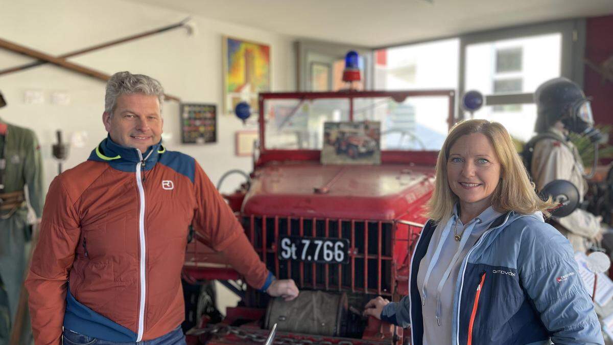 Johann Hengsberger und dessen Frau Claudia Dorfer-Hengsberger vor einem besonderen Schaustück des Depots: dem ersten motorisierten Transportfahrzeug der FF St. Martin i. S.