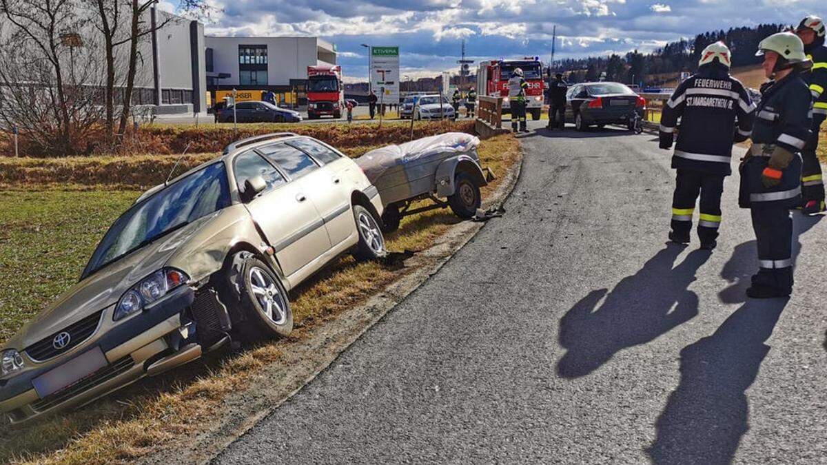 Der Lenker dieses Wagens wollte noch ausweichen und landete im Graben