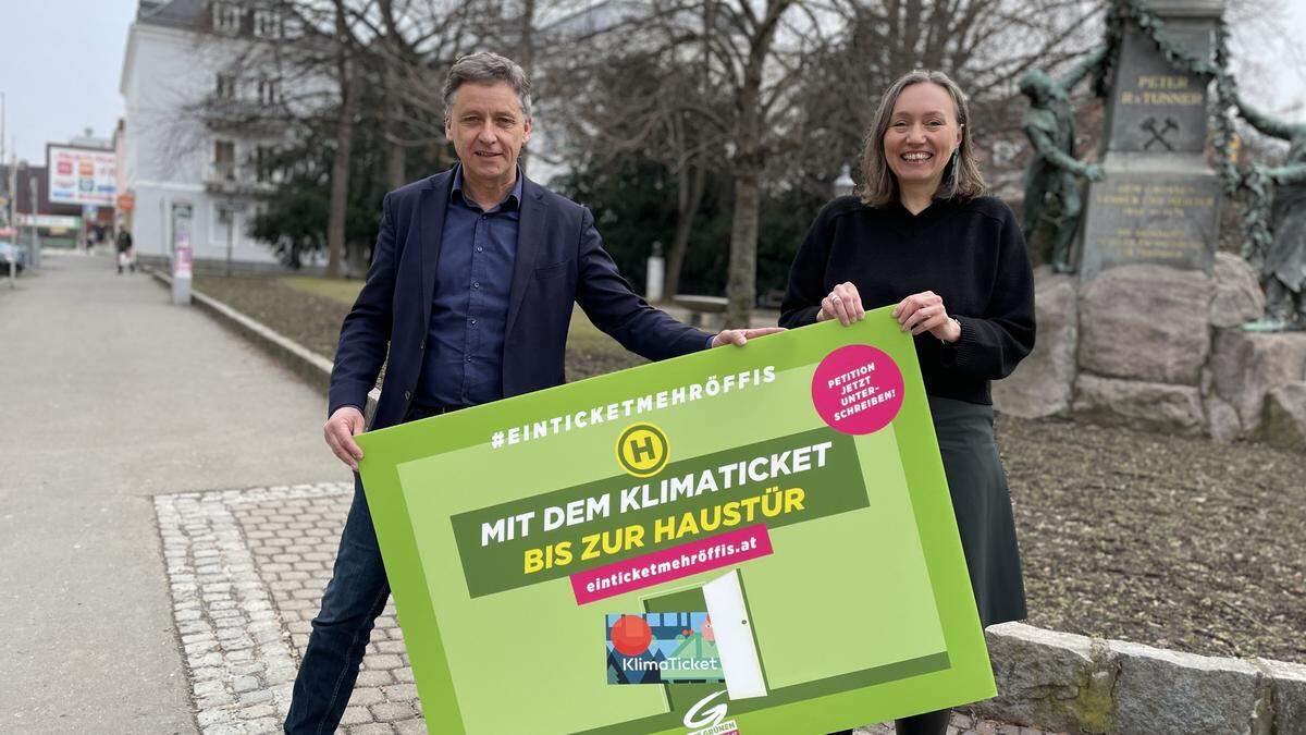 Lambert Schönleitner, Sprecher für Mobilität, und Susanne Sinz, Bezirkssprecherin, präsentierten die Grüne-Initiative