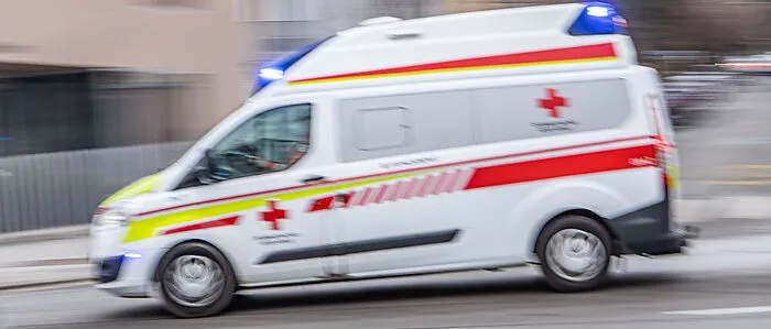 Ein Rettungsauto des Roten Kreuzes war in einen schweren Unfall verwickelt (Archivbild)