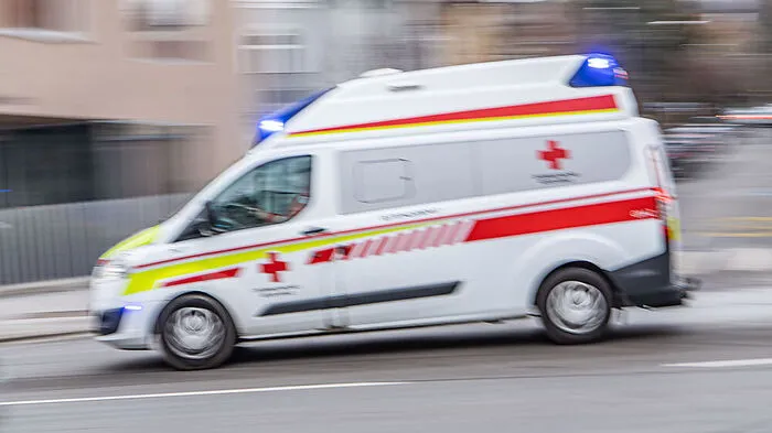 Rettung fährt mit Blaulicht (Sujetbild)