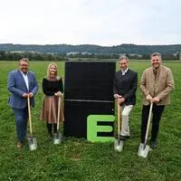 Symbolischer Spatenstich durch Martin Graf, Nora Licker und Werner Ressi (alle Energie Steiermark) sowie Bürgermeister Christian Sekli
