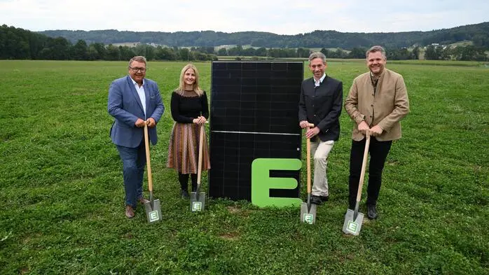 Symbolischer Spatenstich durch Martin Graf, Nora Licker und Werner Ressi (alle Energie Steiermark) sowie Bürgermeister Christian Sekli