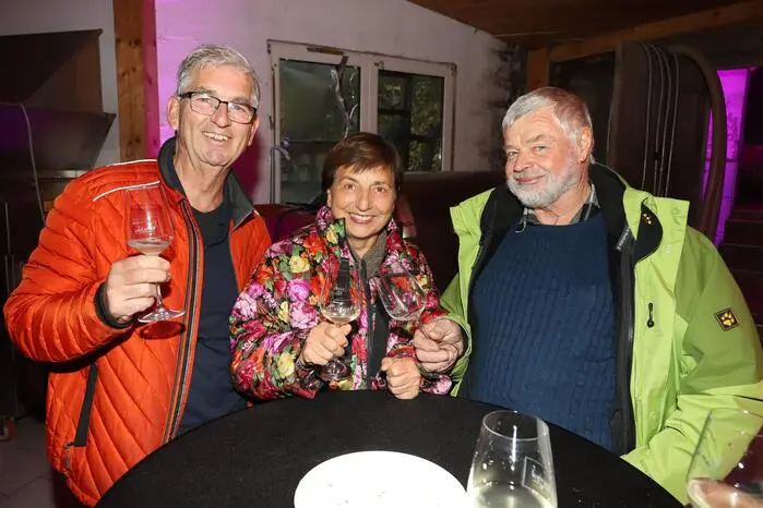 Dabei wurden gesehen die Winzer: Nik Gerretsen mit Gattin Hanni Gerretsen  Heinz Reicher am Foto, Franz Lassnig, Bezirkshauptfrau Claudia Egger, Bundesrätin Sandra Lassnig, Bezirksobmann Ktn. Seniorenbund Werner Lassnig, und BRG-HAK Dir. Herwig Klautzer.
