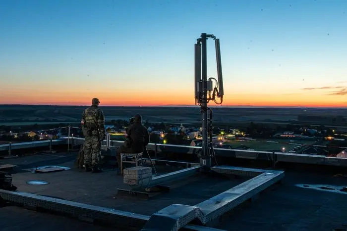 Hoch oben am Dach des Lagerehauses sind zwei Soldaten mit der Wärmebildkamera stationiert. Sie blicken auf die Grenze 