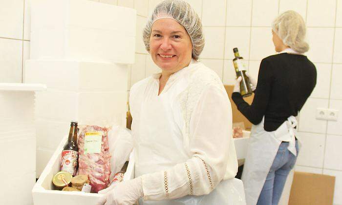 Claudia Hölbling, Projektverantwortliche von Gaumenfest, beim Abpacken der Kochboxen