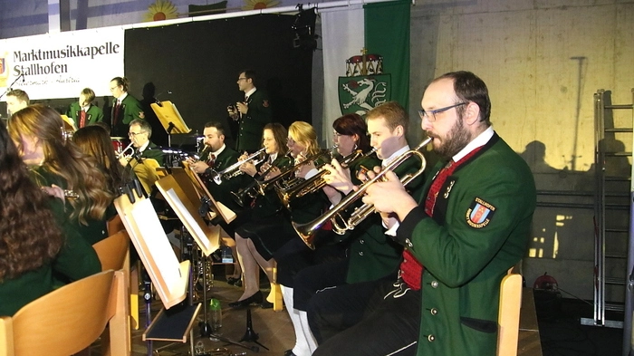 Die große Halle im Freizeitzentrum von Stallhofen war komplett gefüllt. Es mussten sogar Stuhlreihen eingeschoben werden, als die Marktmusikkapelle zu ihrem traditionellen, nunmehr 29. Frühjahrskonzert lud.