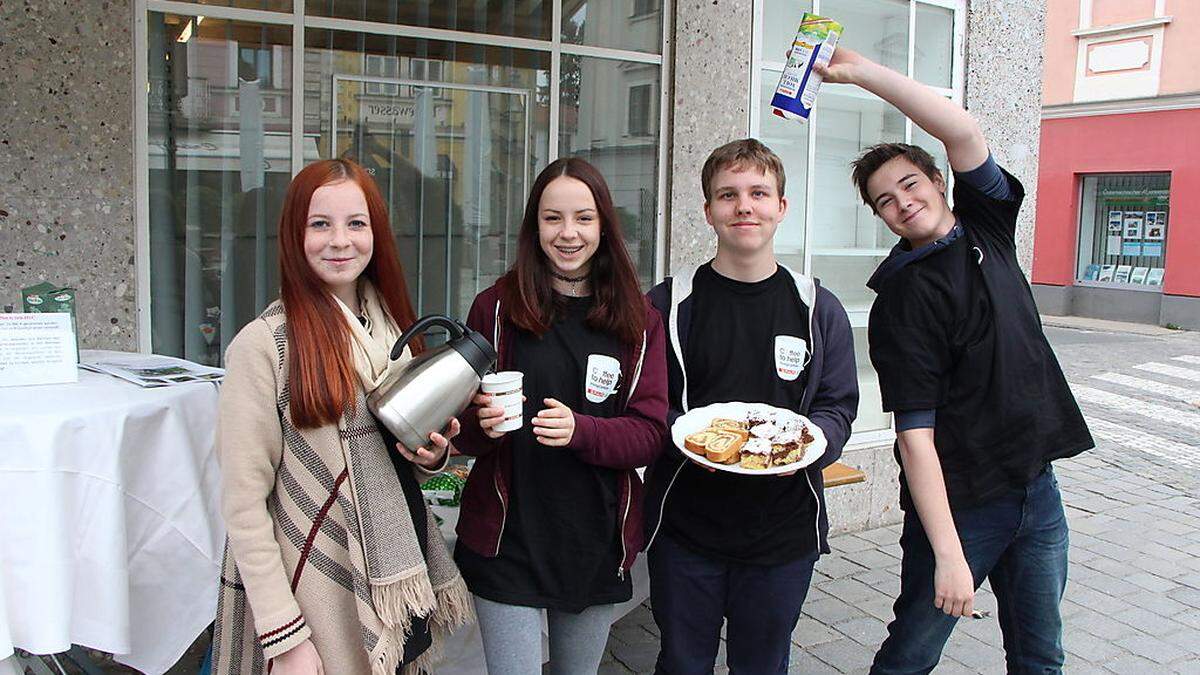 Auch die Jugend brachte Kaffee und Kuchen unter die Leute