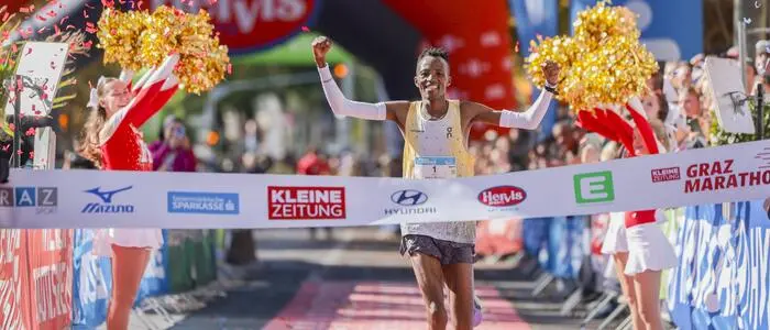 John Maina Ndirangu  lief als erster durch Ziel