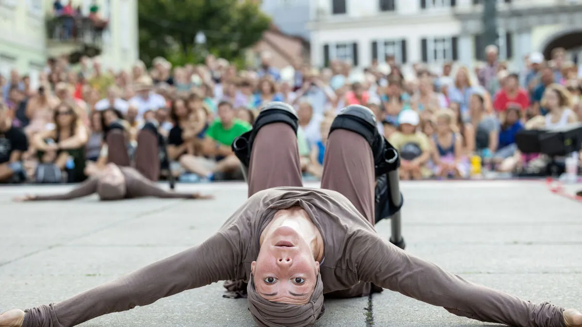 Kraftvolle Körpershow mit Stelzen: die spanische Compañía Maduixa