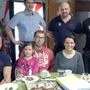 Romana Maier brachte der Feuerwehr Kuchen und ein herzliches Dankeschön