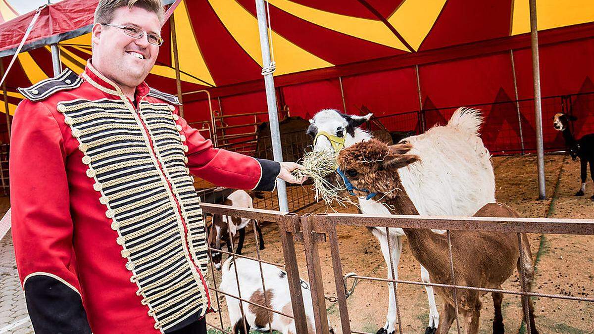 Christoph Drexler hat im Zirkus eine neue Heimat gefunden. Der Niederösterreicher kann sich ein Leben ohne Wohnwagen nicht mehr vorstellen	