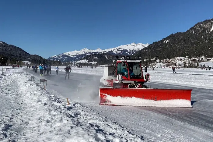 Eismeister Norbert Jank dreht eine Runde, während tausend Eisschnellläufer hinter ihm 200 Kilometer absolvieren