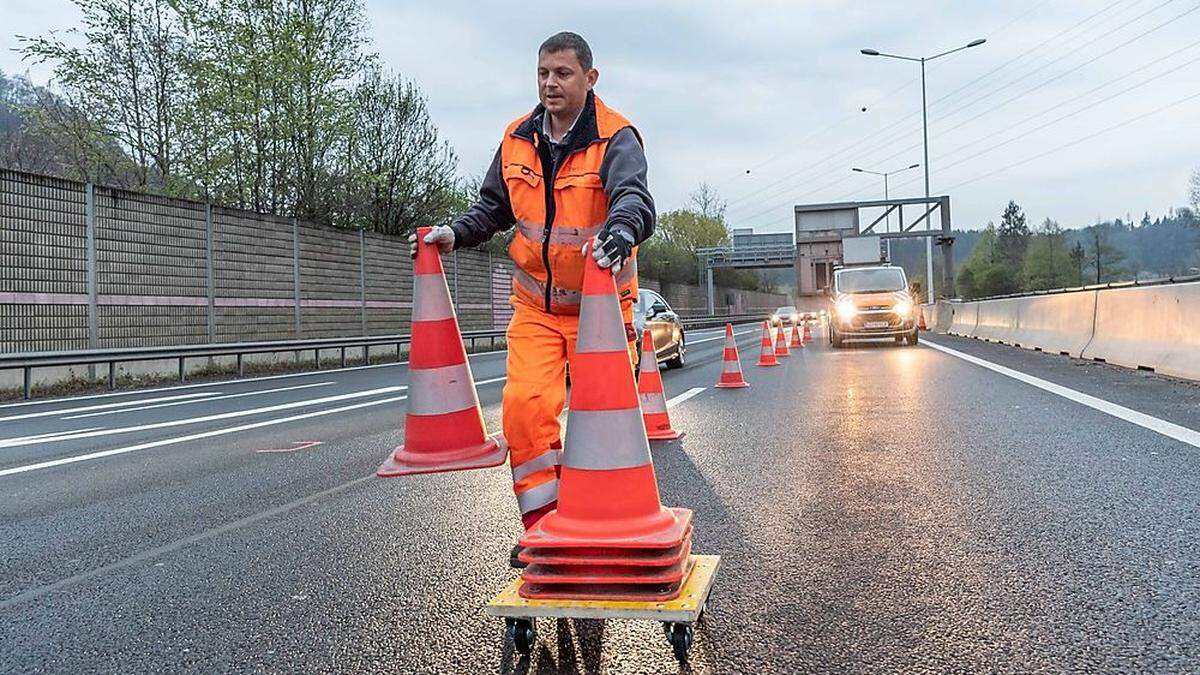 Auch Asfinag-Mitarbeiter krempeln die Ärmel wieder hoch