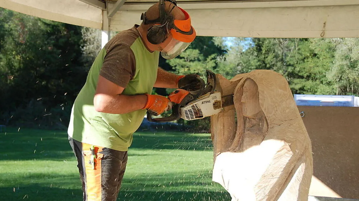 10 Teams schnitzen noch bis einschließlich Sonntag in Voitsberg zum Thema "Ein keltisches Fischerdorf"