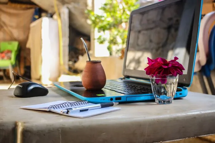Arbeit und Urlaub kombinieren. Mit den richtigen Voraussetzungen lässt sich ein Aufenthalt in der Ferne gut mit der regulären Arbeit vereinen. Bietet der Arbeitgeber zum Beispiel Homeoffice-Tage an und ist neuen Arbeitsmodellen gegenüber aufgeschlossen, kann man diese an den Urlaub dranhängen und noch ein paar Tage vom Urlaubsort aus arbeiten, bevor es zurück ins Büro geht. So können Reisende ihren Aufenthalt vor Ort maximieren, ohne die Arbeit zu vernachlässigen.
