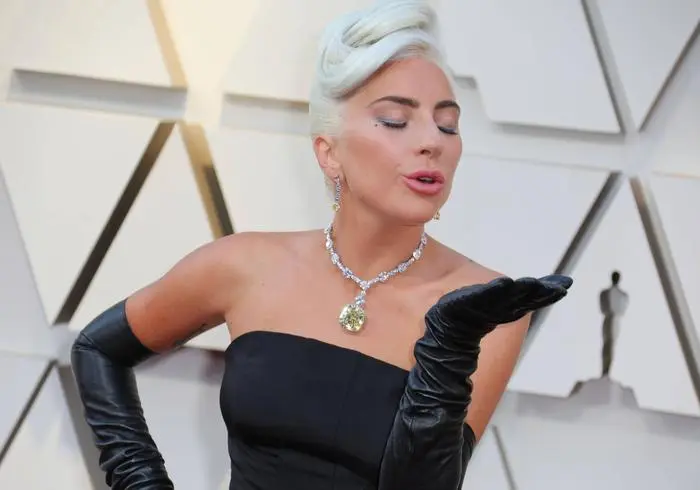 Lady Gaga mit ihrem Tiffany Collier